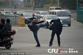 打架的图片,街头冲突瞬间