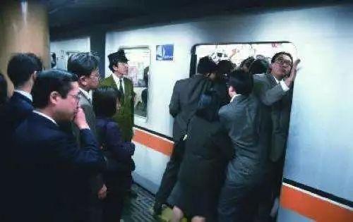 日本痴汉列车,揭秘地铁色狼现象背后的社会问题