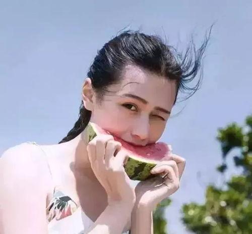 爆料吃瓜真人图片大全,吃瓜真人图片大全，带你一窥明星幕后生活