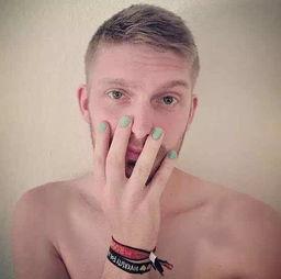 男生涂指甲油视频,男生涂指甲油挑战，颠覆传统审美界限